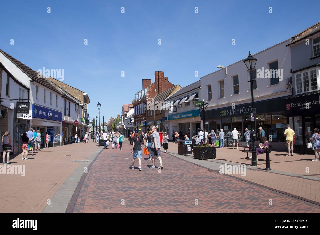Gli acquirenti di Sheep Street a Bicester, Oxfordshire, Regno Unito Foto Stock