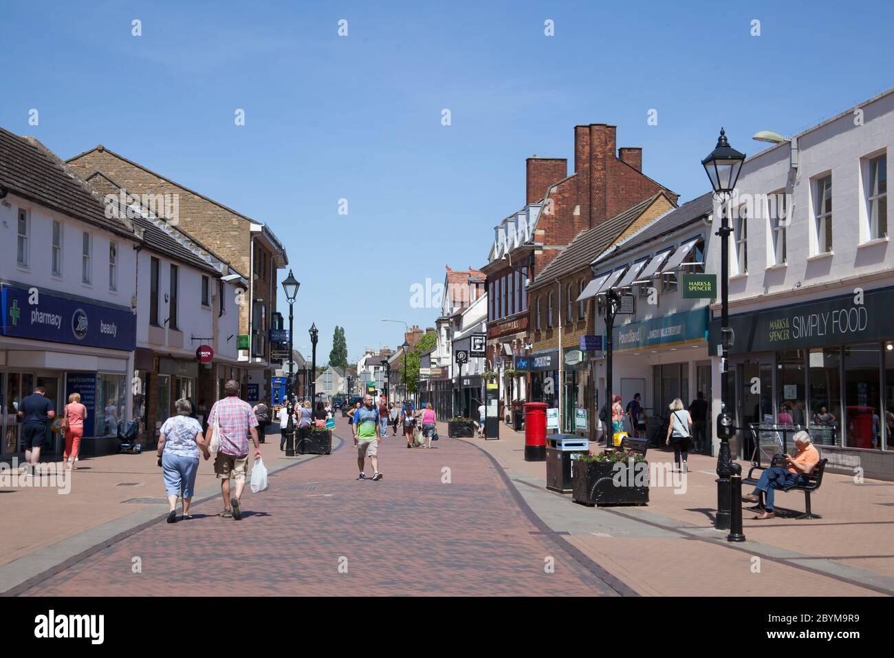 Il quartiere dello shopping di Sheep Street a Bicester, Oxfordshire, Regno Unito Foto Stock
