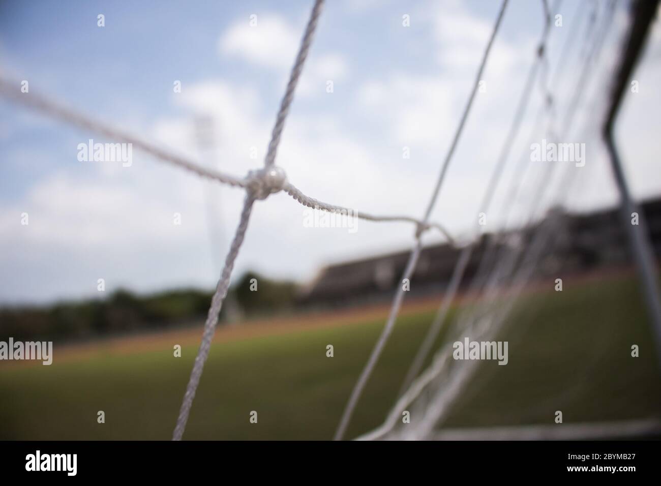 primo piano su rete di calcio al campo Foto Stock