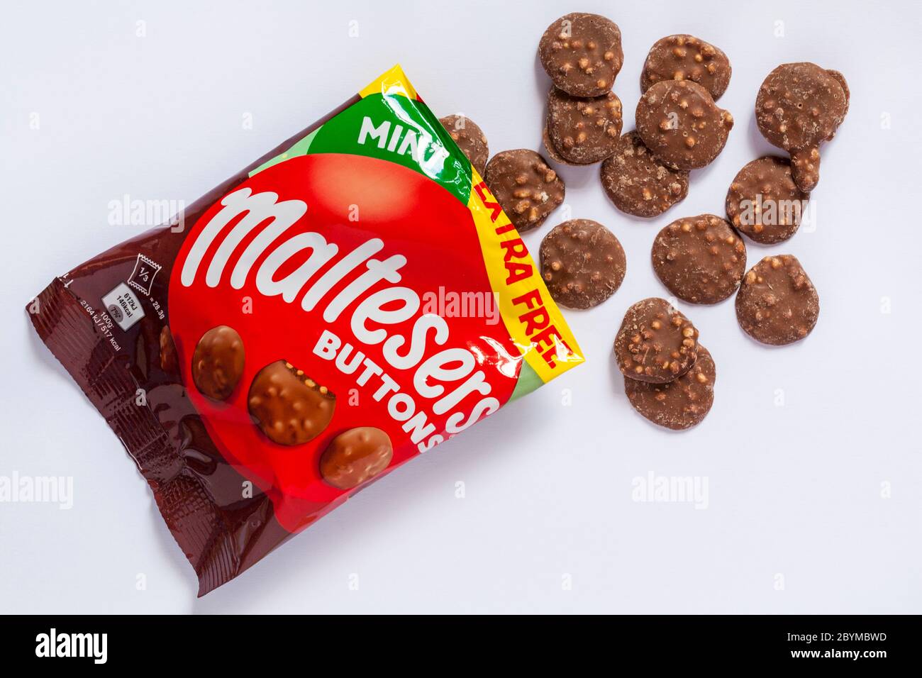 Pacchetto di nuovi bottoni Mint Maltesers aperto con contenuto versato isolato su sfondo bianco - cioccolato al latte aromatizzato con menta con pezzi in nido d'ape Foto Stock