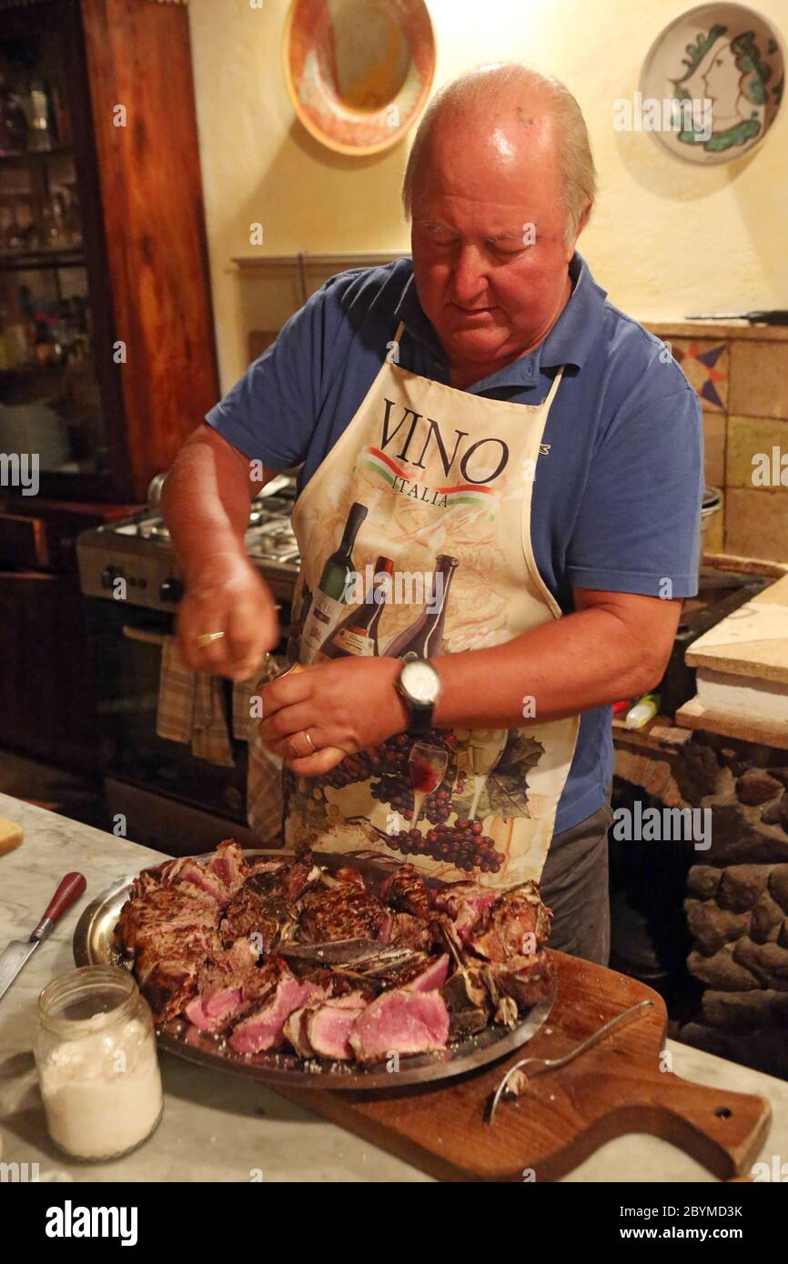 01.08.2016, Pomantello, Viterbo, Italia - bistecche di condimento uomo su un piatto d'argento. 00S160801D008CAROEX.JPG [RELEASE DEL MODELLO: NO, RELEASE DELLA PROPRIETÀ: NO (C Foto Stock