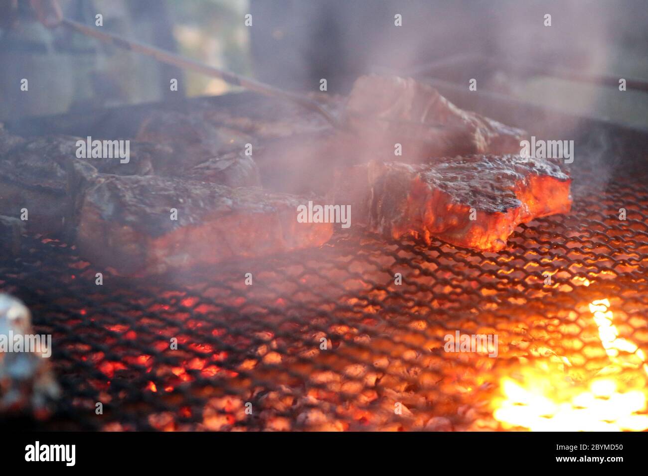 01.08.2016, Pomantello, Viterbo, Italia - la carne viene preparata su una griglia. 00S160801D004CAROEX.JPG [VERSIONE DEL MODELLO: NON APPLICABILE, VERSIONE DELLA PROPRIETÀ: NO (C) Foto Stock