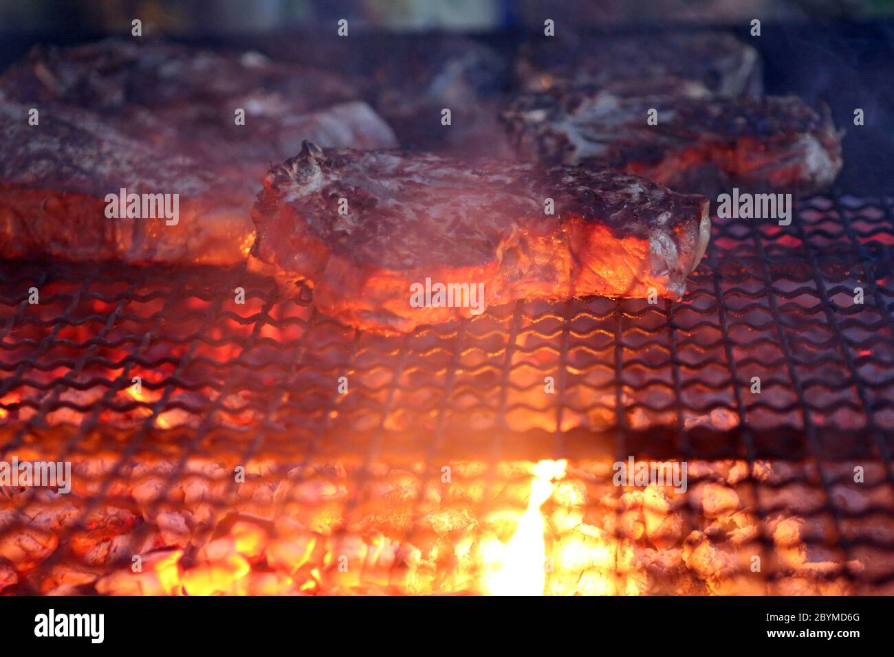 01.08.2016, Pomantello, Viterbo, Italia - la carne viene preparata su una griglia. 00S160801D006CAROEX.JPG [VERSIONE DEL MODELLO: NON APPLICABILE, VERSIONE DELLA PROPRIETÀ: NO (C) Foto Stock