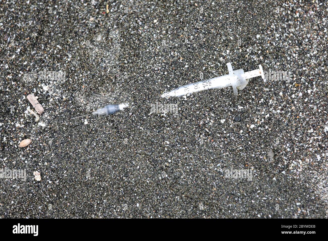 16.07.2018, Batumi, Adjaria, Georgia - siringa usata è sdraiata nella sabbia sulla spiaggia. 00S180716D045CAROEX.JPG [VERSIONE DEL MODELLO: NON APPLICABILE, PROPRIETÀ Foto Stock