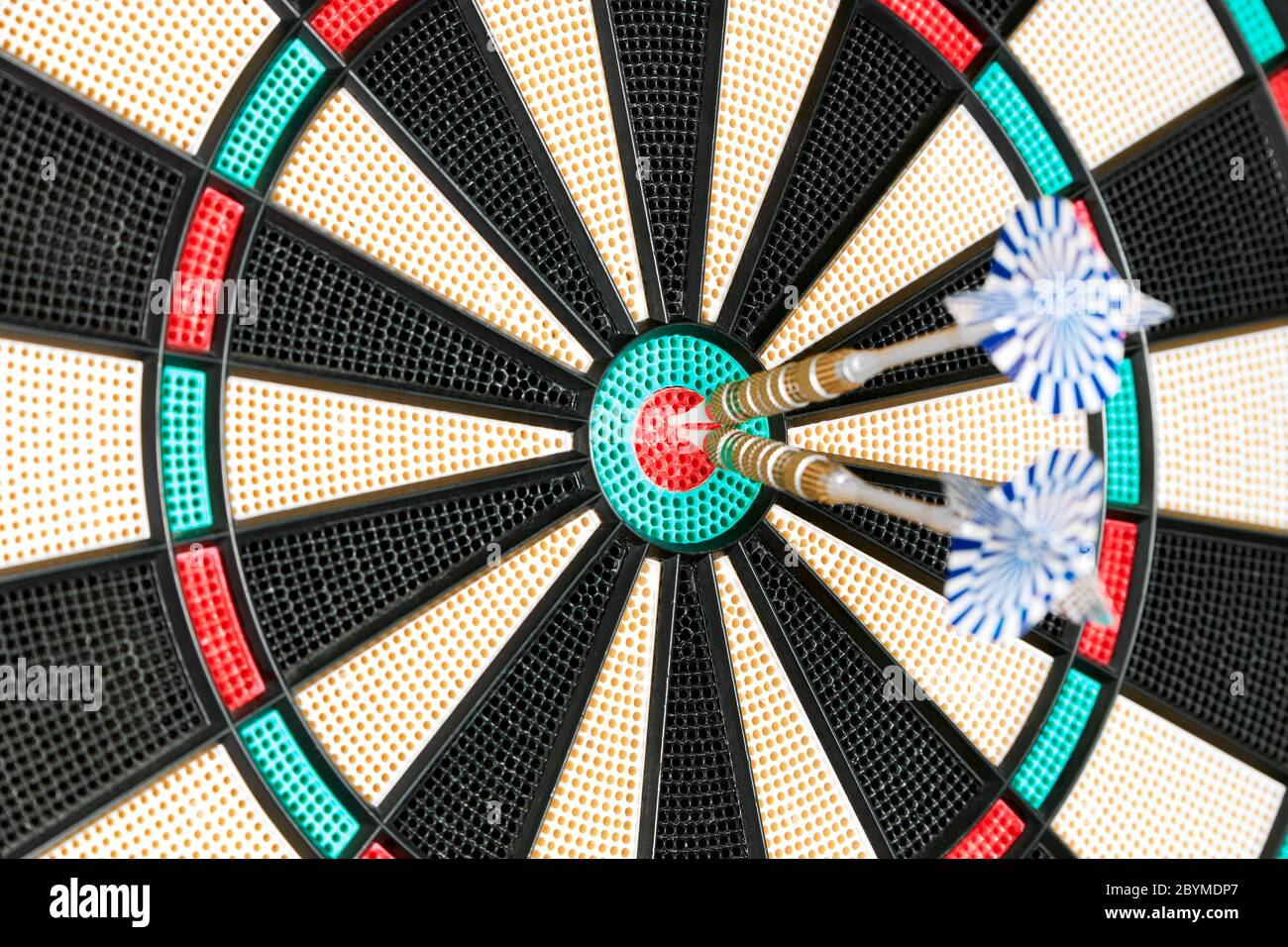 Due frecce al centro DI UNA scheda Dart. Successo concettuale, business, sport Foto Stock