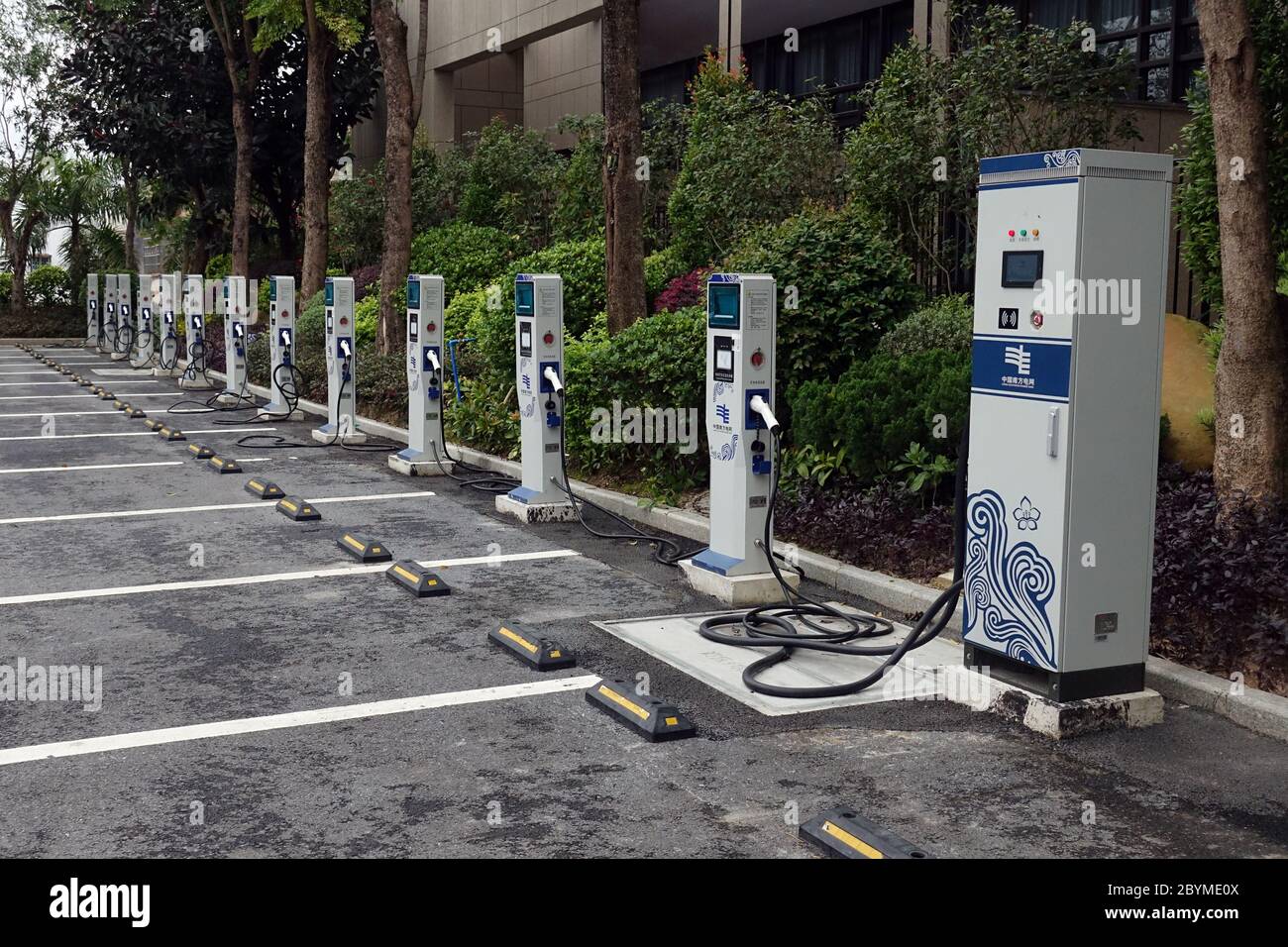 23.03.2019, Conghua, Guangdong, Cina - Cina - pompe di alimentazione elettriche in un parcheggio pubblico. 00S190323D091CAROEX.JPG [RELEASE DEL MODELLO: NO, PROPERTY RELE Foto Stock
