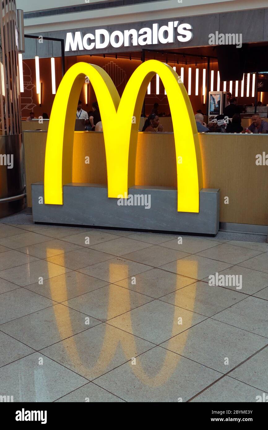 31.03.2019, Dubai, , gli Emirati Arabi Uniti - Branch of Mc Donalds. 00S190331D238CAROEX.JPG [VERSIONE DEL MODELLO: NON APPLICABILE, VERSIONE DELLA PROPRIETÀ: NO (C) CAR Foto Stock