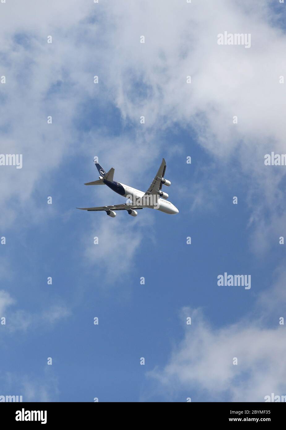 23.08.2019, Ingelheim, Renania-Palatinato, Germania - Lufthansa's Boeing 747-400 in volo. 00S190823D321CAROEX.JPG [VERSIONE DEL MODELLO: NON APPLICABILE, P Foto Stock