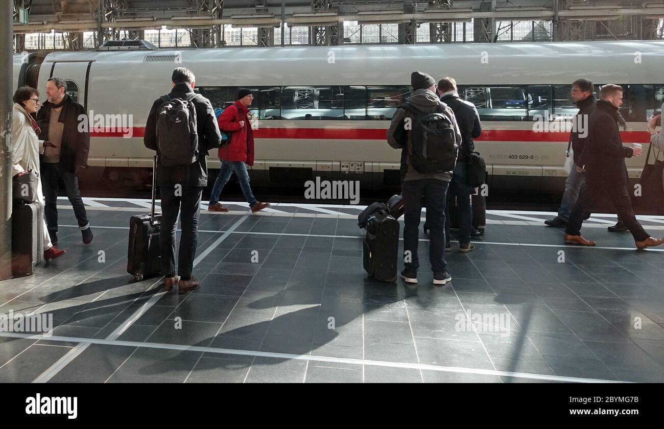 28.02.2020, Francoforte sul meno, Assia, Germania - passeggeri su un binario alla stazione centrale. 00S200228D429CAROEX.JPG [RELEASE DEL MODELLO: NO, REL PROPRIETÀ Foto Stock