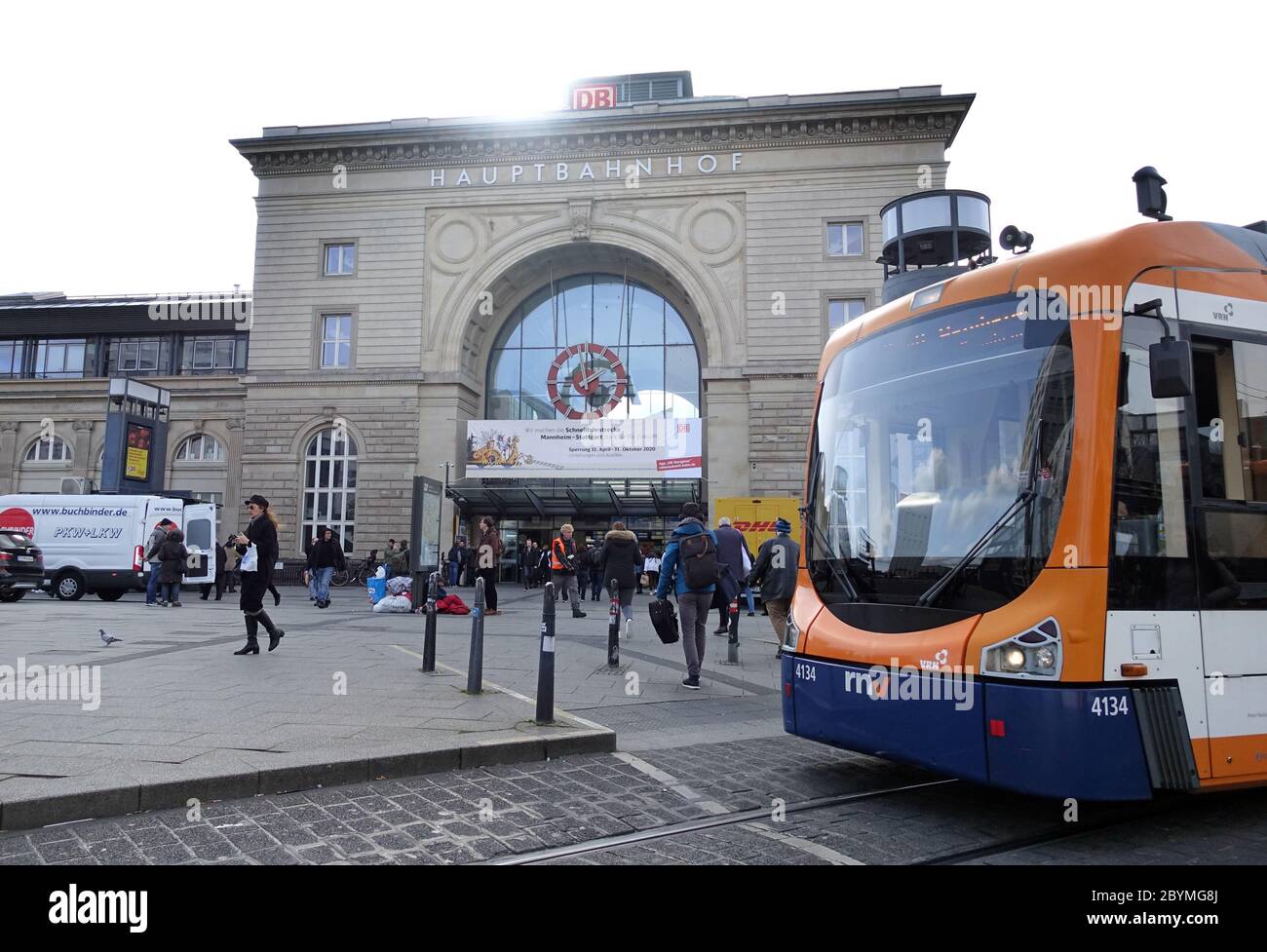 28.02.2020, Mannheim, Baden-Wuerttemberg, Germania - la gente si trova in viaggio verso la stazione centrale. 00S200228D444CAROEX.JPG [VERSIONE MODELLO: NO, PROPRIETÀ R Foto Stock