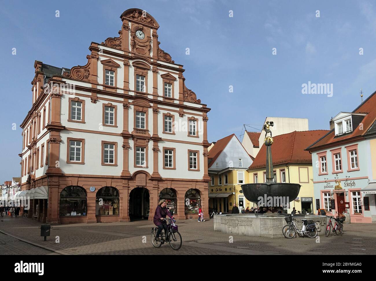 29.02.2020, Speyer, Renania-Palatinato, Germania - edificio barocco Alte Muenze e Sankt Georgsbrunnen. 00S200229D489CAROEX.JPG [VERSIONE MODELLO: NO, Foto Stock