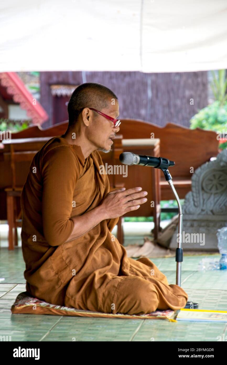 Bhuddisto monk che canta a un microfono. Foto Stock