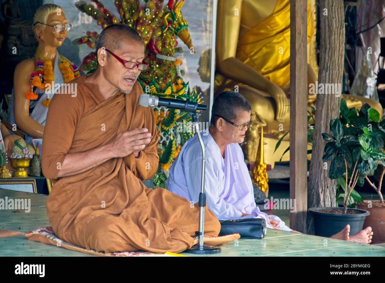 Bhuddisto monk che canta a un microfono. Foto Stock