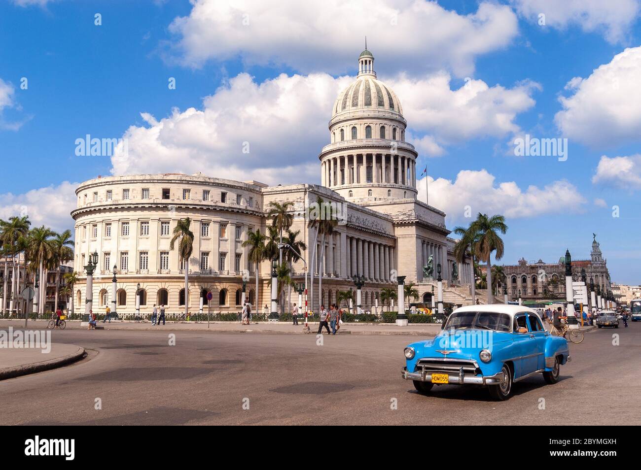 Auto d'epoca classica che si trova di fronte al Capitolio, l'Avana, Cuba Foto Stock