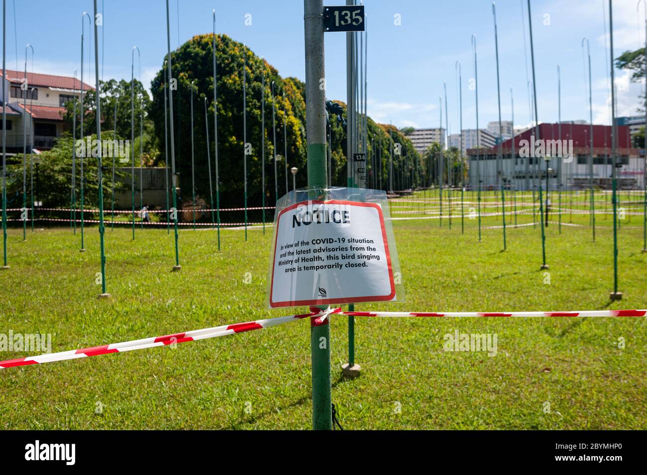 22.04.2020, Singapore, , Singapore - i prati dell'area di canto degli uccelli di Kebun Baru sono stati cordonati con nastro rosso e bianco per limitare ulteriormente il Foto Stock