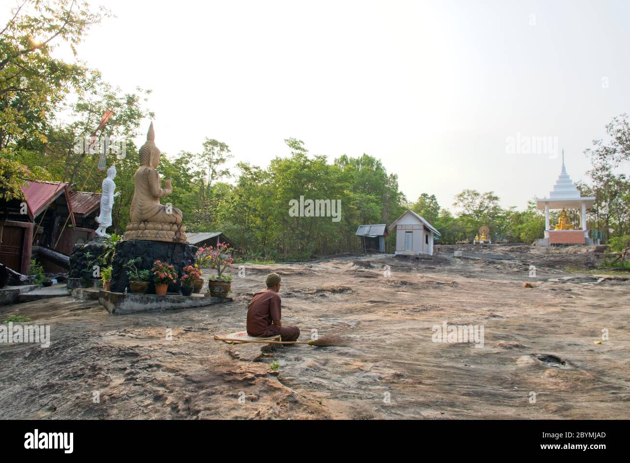 Monaco di Bhuddisto in supplica ad un buddha. Foto Stock