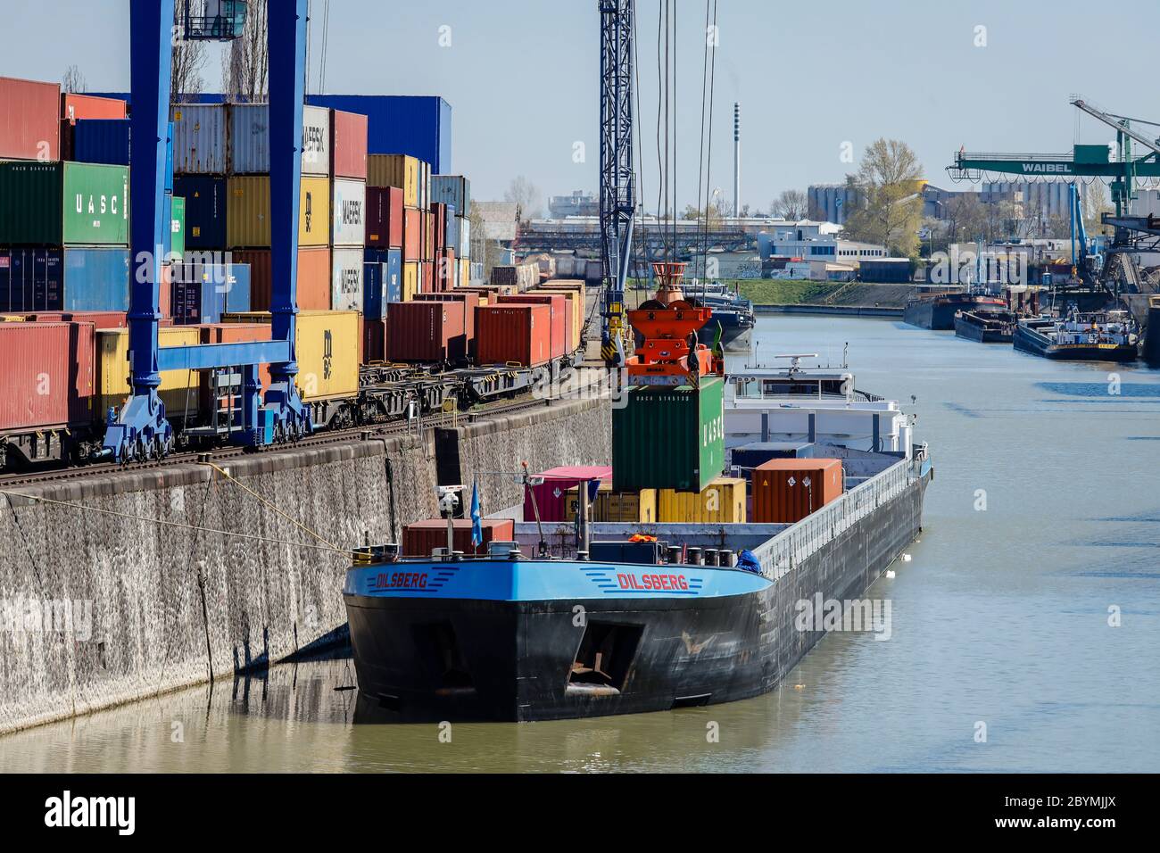 30.04.2020, Francoforte sul meno, Assia, Germania - Osthafen Francoforte, gru portuale carichi container nave con container, il porto interno nel Fran Foto Stock