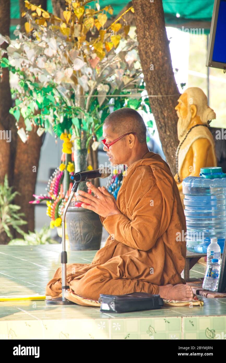 Bhuddisto monk che canta a un microfono. Foto Stock