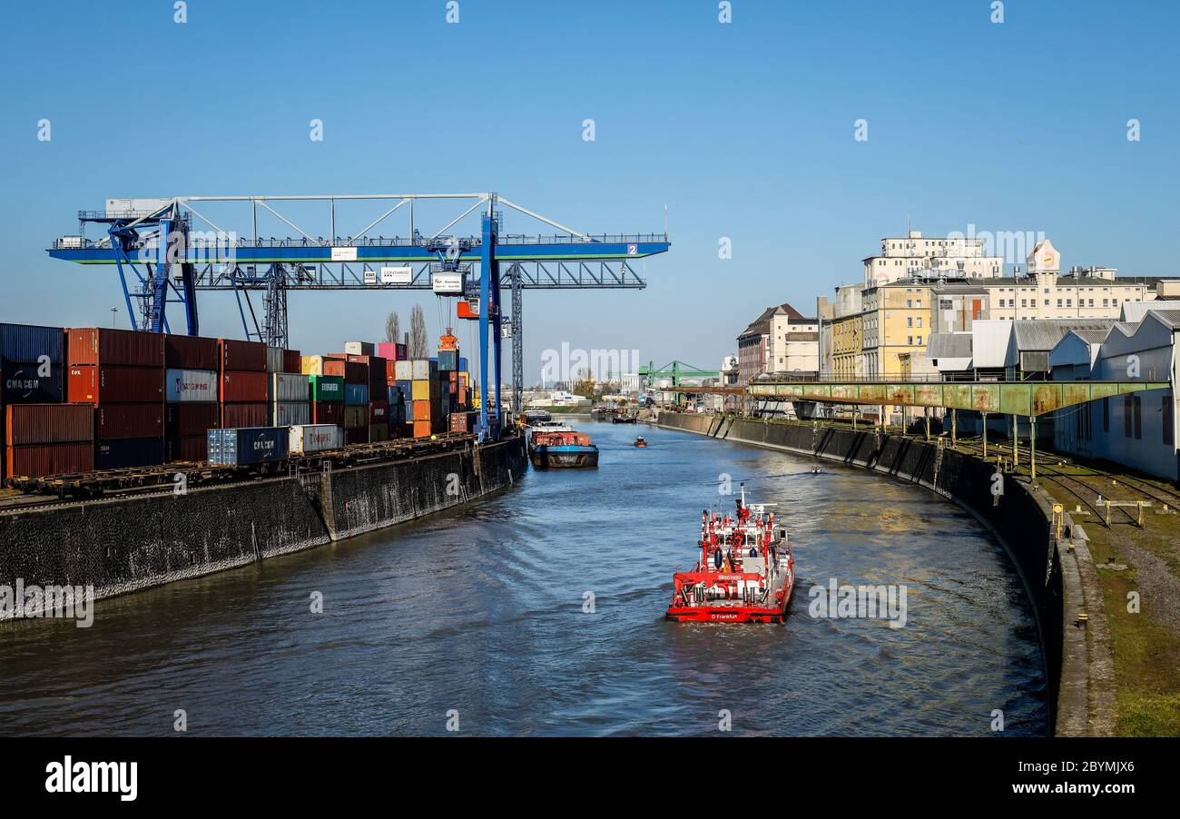 30.04.2020, Frankfurt am Main, Assia, Germania - Porto Est di Francoforte, gru portuale carica navi container con container, porto interno di Francoforte» Foto Stock