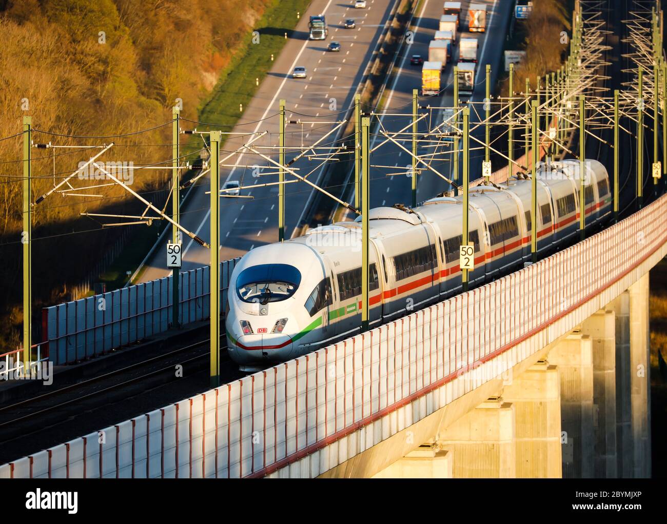 30.04.2020, Neustadt, Renania-Palatinato, Germania - Trasporti Paesaggio, TRENO ICE della Deutsche Bahn AG corre sulla linea ad alta velocità di Colonia Foto Stock