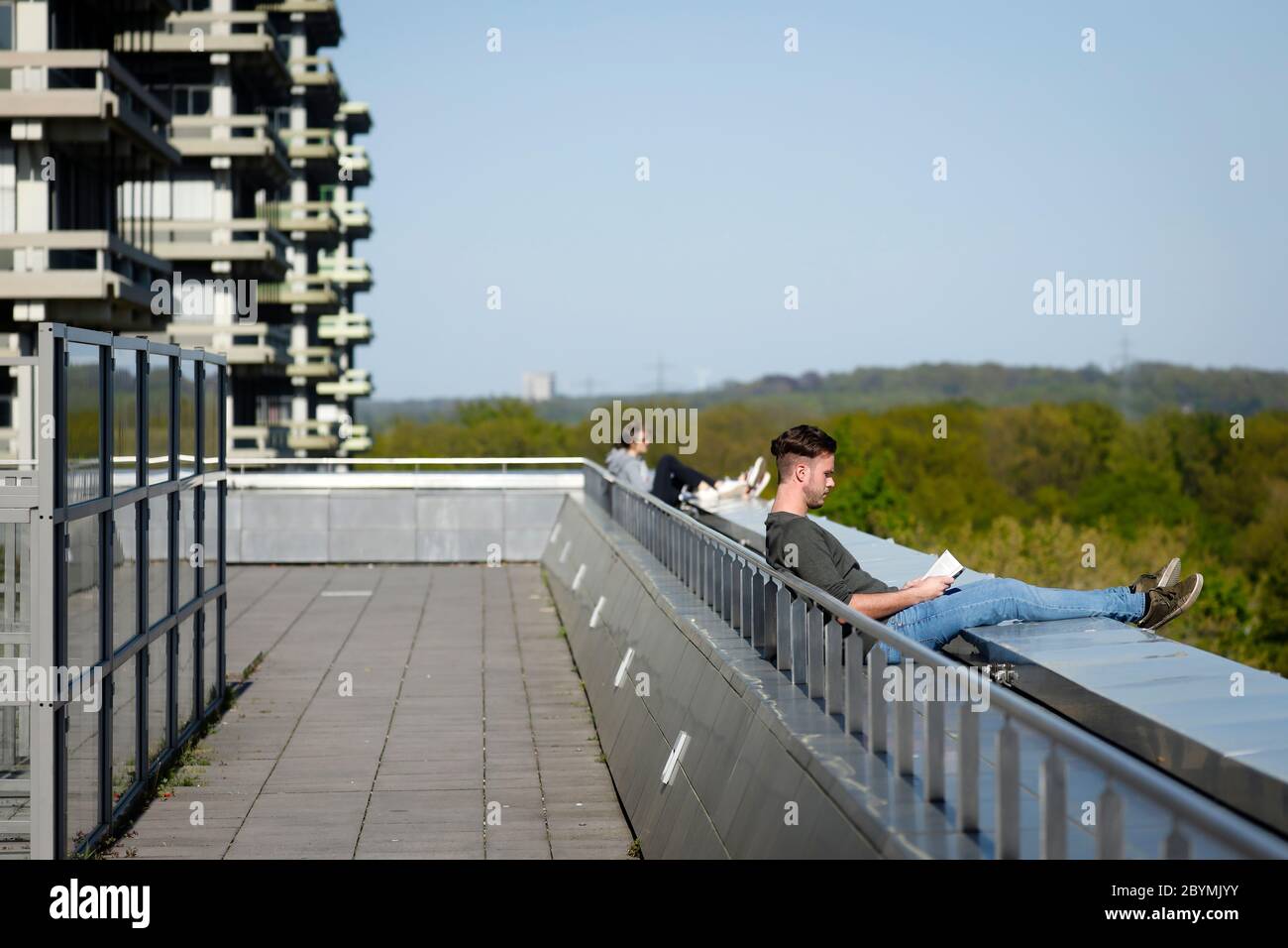 20.04.2020, Bochum, Nord Reno-Westfalia, Germania - RUB, Ruhr-Università Bochum, in tempi della pandemia corona, gli studenti si rilassano nel campus, si siedono Foto Stock