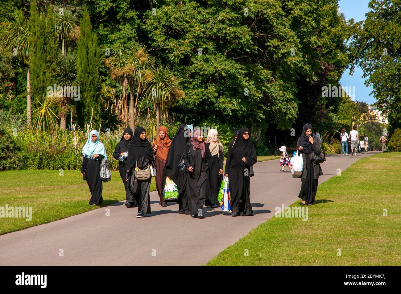 Gruppo di donne musulmane che indossano hijabs neri che camminano nel Regent's Park a Londra, Regno Unito Foto Stock