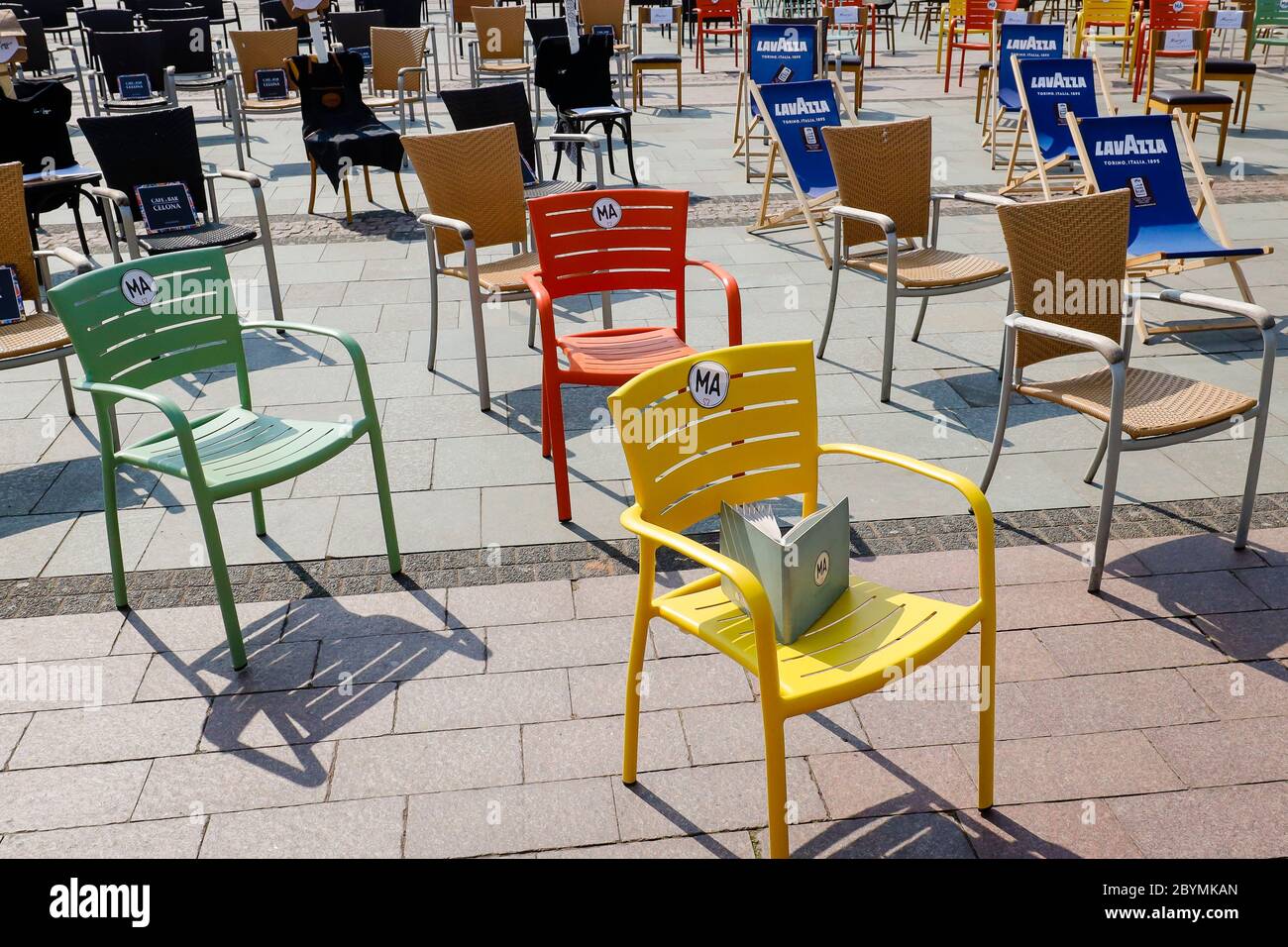 24.04.2020, Essen, Nord Reno-Westfalia, Germania - sedie vuote dai ristoratori su Kennedy Square, i ristoratori dimostrano in tutto il paese ca Foto Stock