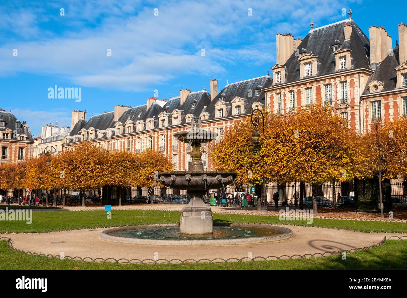 Fontana di Place des Vosges, il Marais, Parigi, Francia Foto Stock