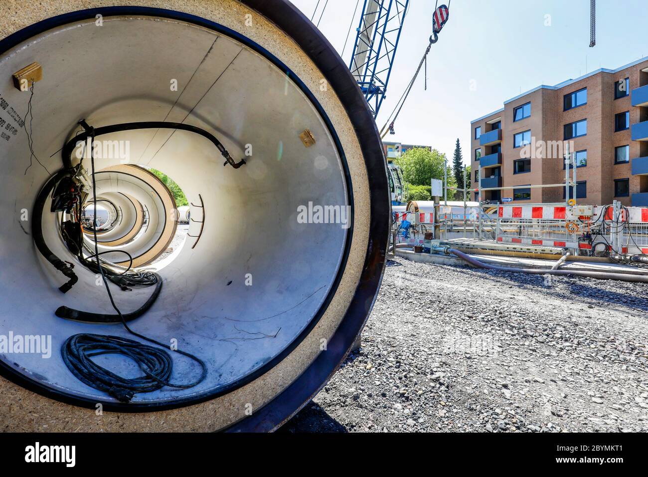 06.05.2020, Essen, Renania Settentrionale-Vestfalia, Germania - fogna, nuova costruzione della fogna di Berna, tubi fognari sono pronti per l'installazione sul constru Foto Stock