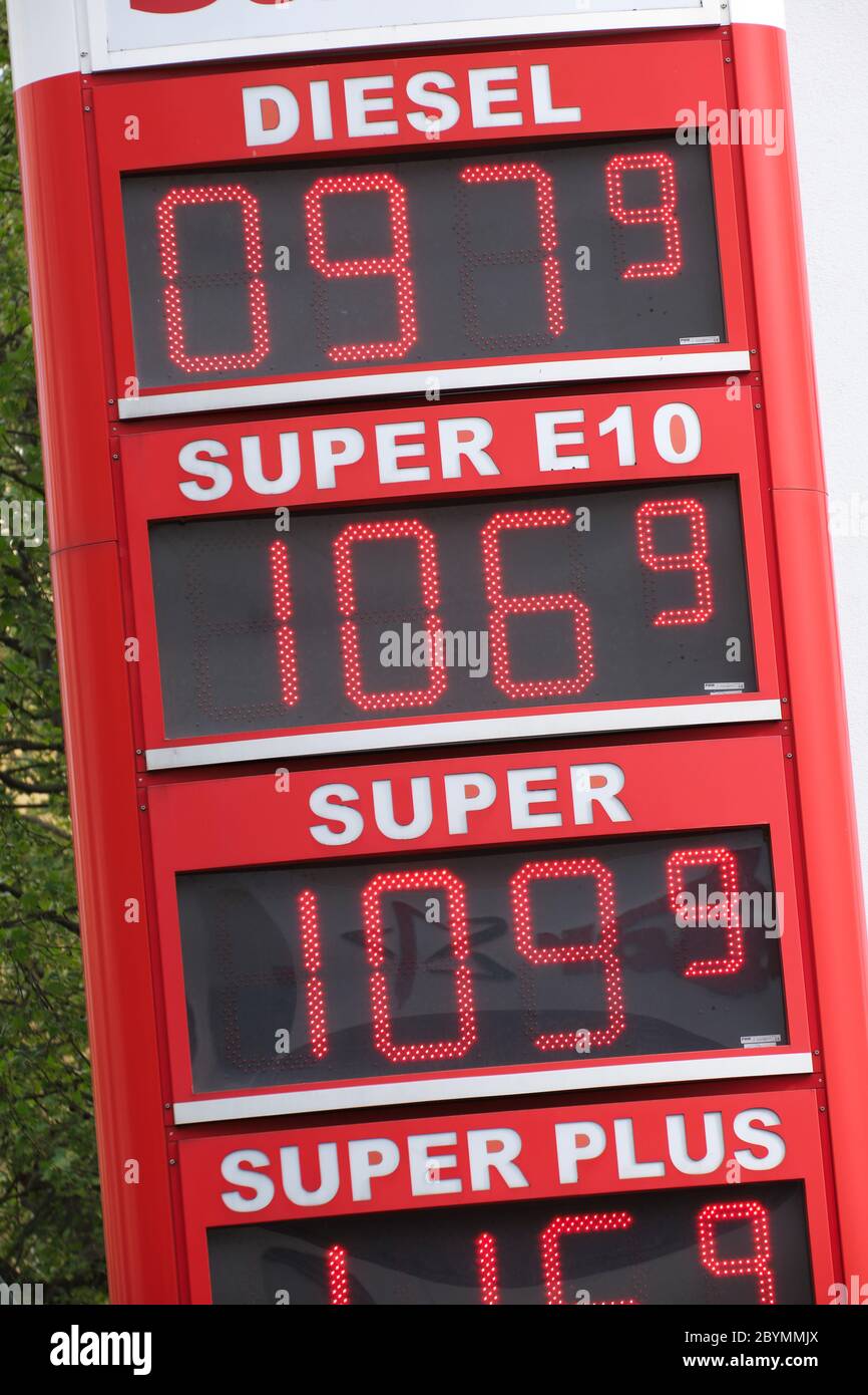 30.04.2020, Berlino, Berlino, Germania - la visualizzazione elettronica di una stazione di servizio Star mostra i prezzi del carburante in calo al momento della crisi di Corona. C200 Foto Stock