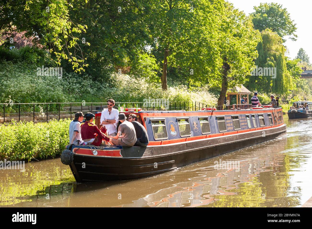 Narrowboat che viaggia lungo il canale Regent a Londra, Regno Unito Foto Stock