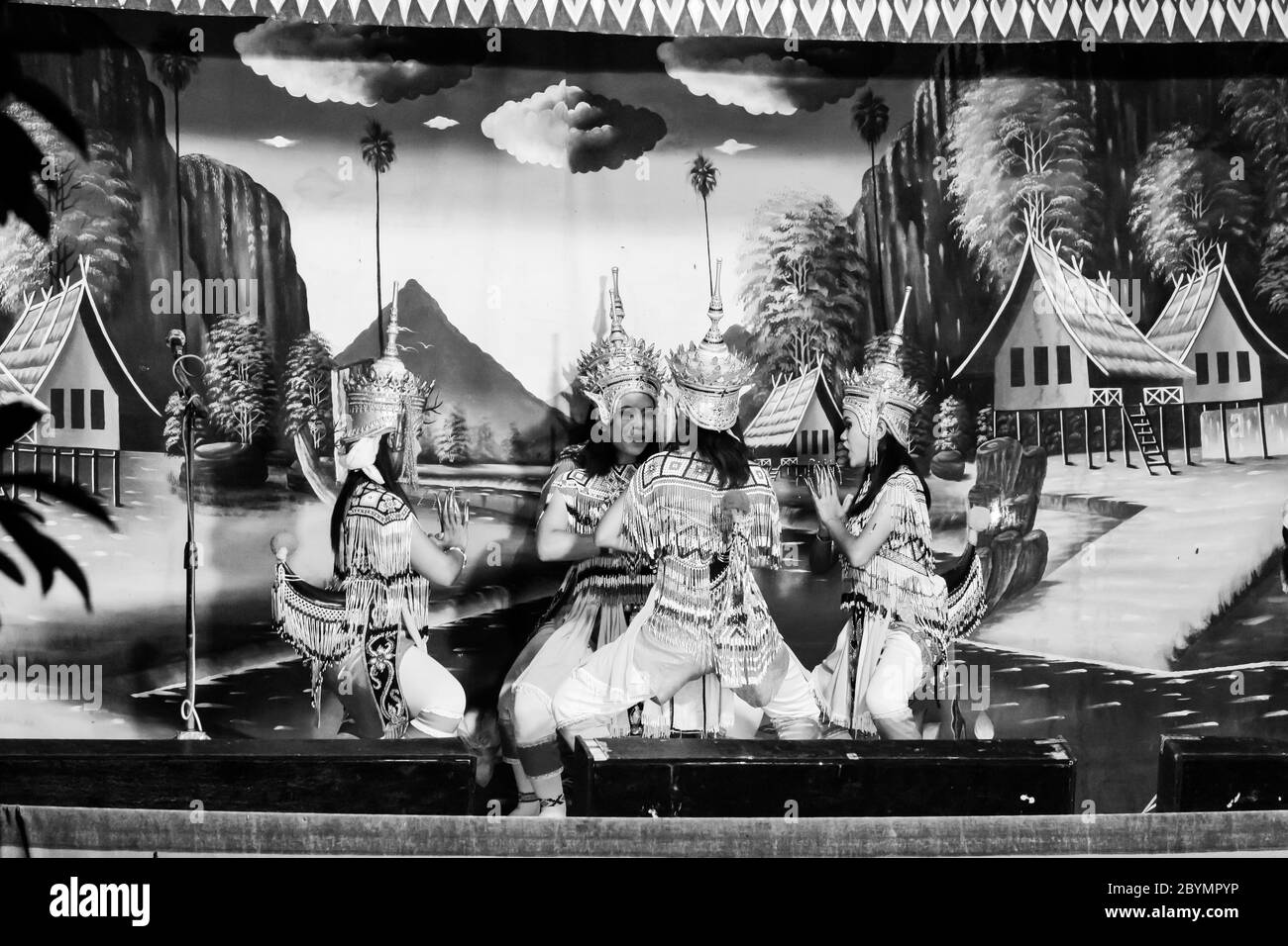 Thailandia - 6 novembre : gruppo di donne mostra manora danza, folk-danza nel sud della Thailandia, Nakhon si Thammarat su Noovember 6, 2014 in Thailandia. Foto Stock