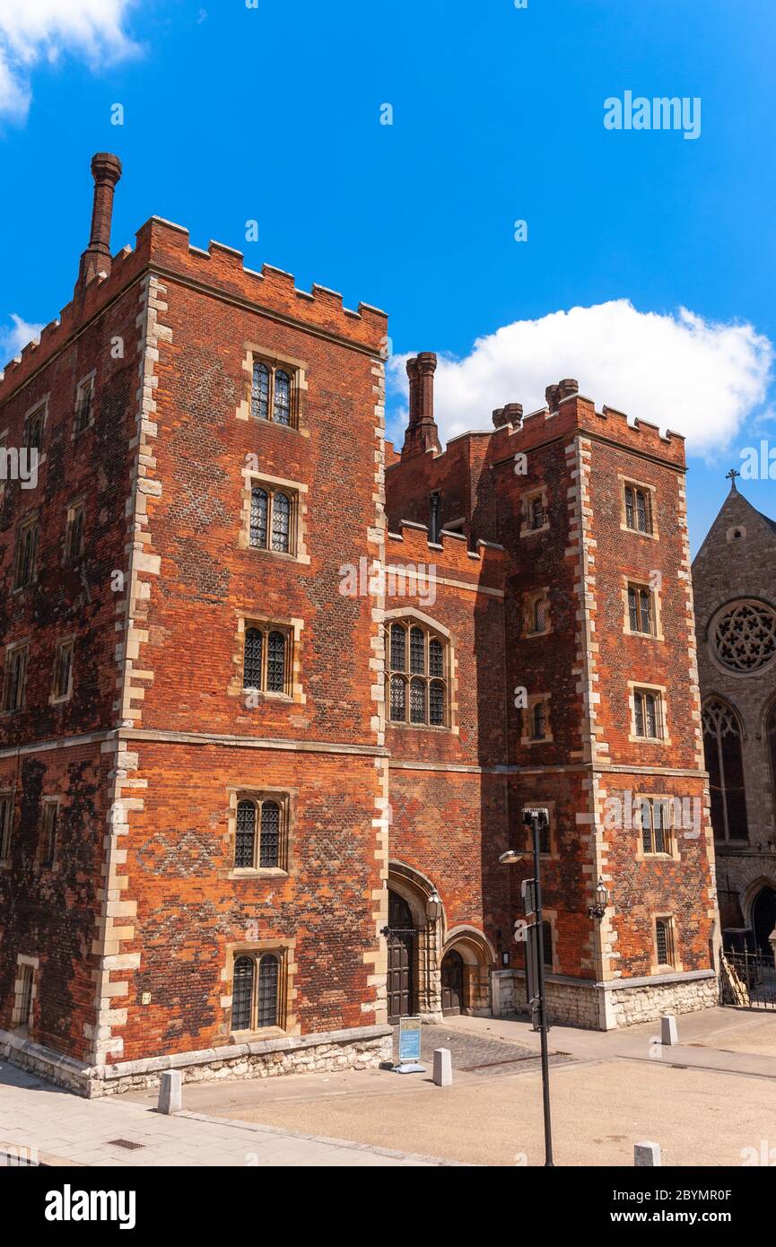 Tudor rosso mattone Gatehouse of Lambeth Palace di Londra, Regno Unito Foto Stock