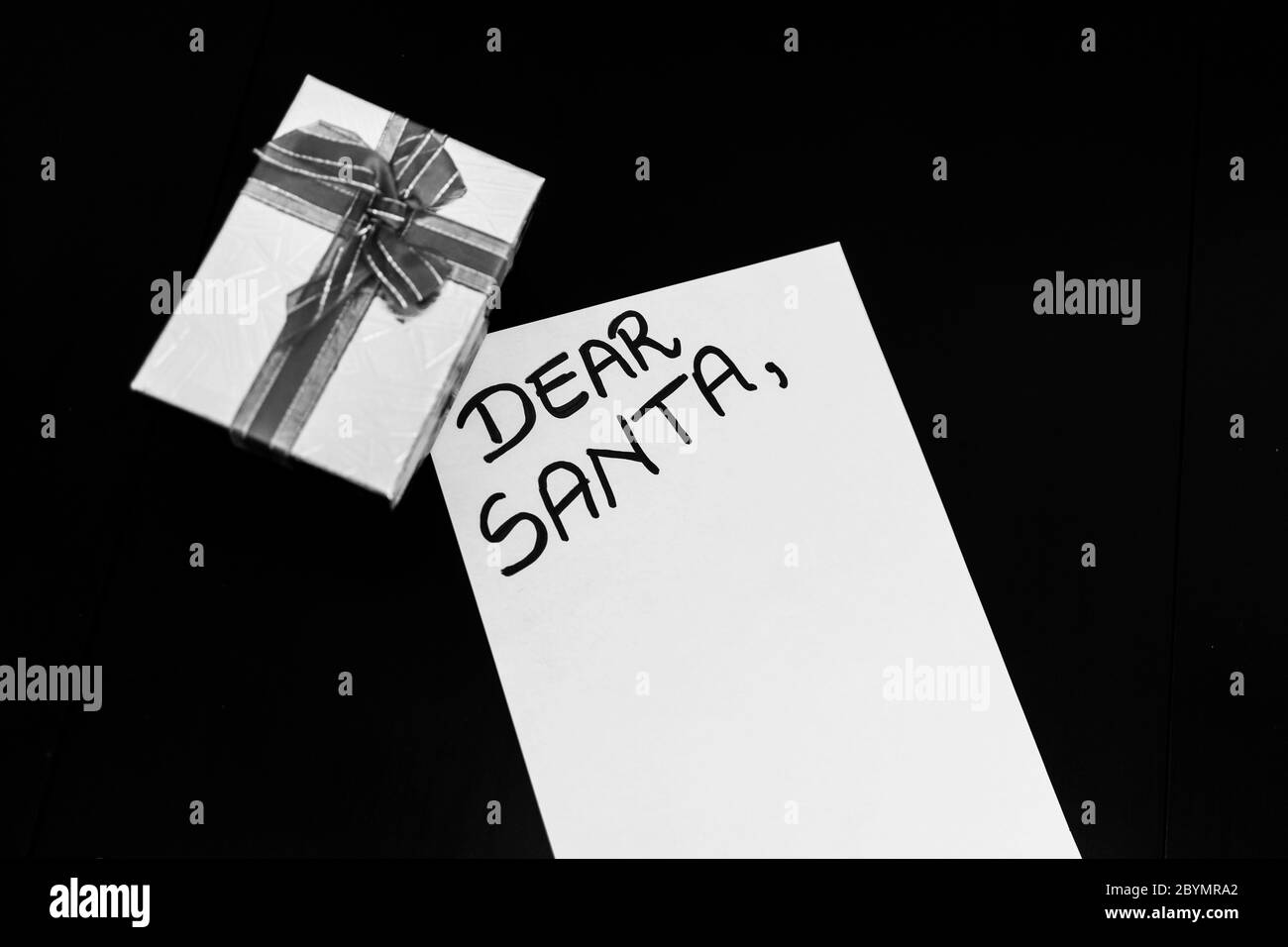 La scrittura Cari santa per Natale. Lettera di Natale. Testo Cari santa su carta. Foto Stock