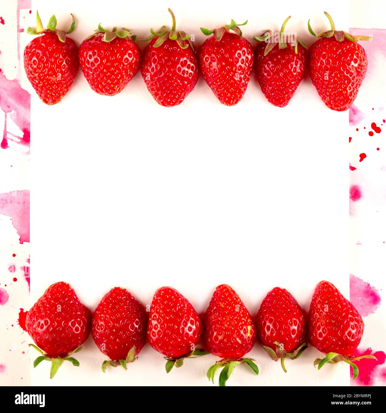 Fragola rossa brillante con macchie acquerello su bianco. Foto Stock