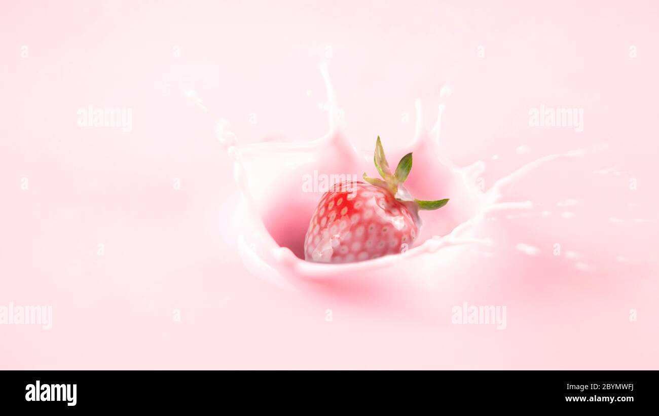 Spruzzi di fragola in yogurt. Concetto di alimentazione sana. Foto Stock