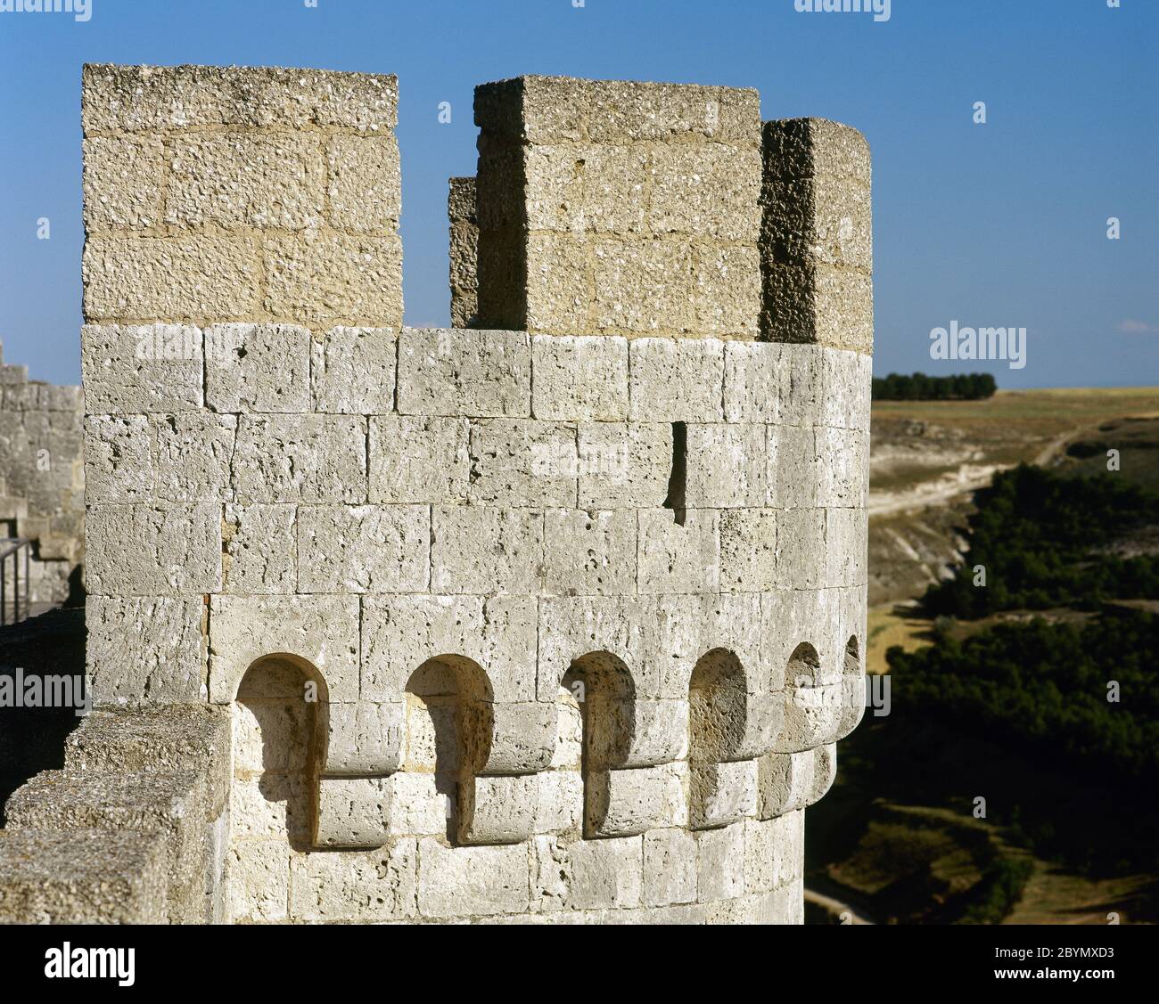 Spagna, Castiglia e Leon, provincia di Valladolid. Castello di Peñafiel (secoli X-15). Fernan Gonzalez iniziò la costruzione del sito di Peñafiel nel 947, in difesa degli arabi. Sancho Garcia costruì il castello nel 1013 per proteggere la terra. Particolare di una delle torrette che coronano l'edificio. Foto Stock