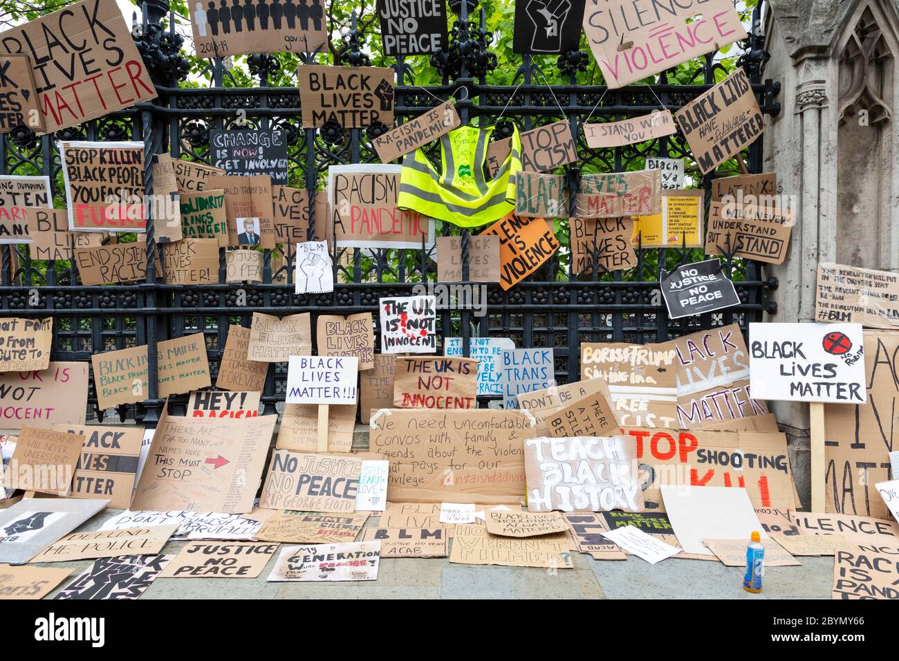 Numerosi cartelli di protesta posti fuori dal Palazzo di Westminster dopo una dimostrazione Black Lives Matters, Parliament Square, Londra, 7 giugno 2020 Foto Stock