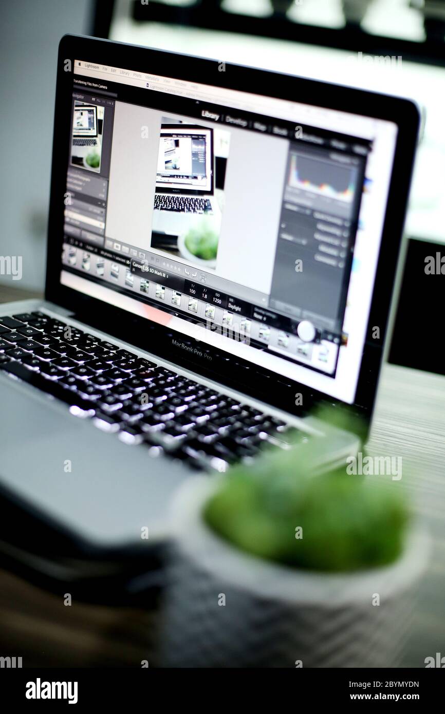 lavorare con il computer portatile, lavorare con il software di editing di foto Foto Stock
