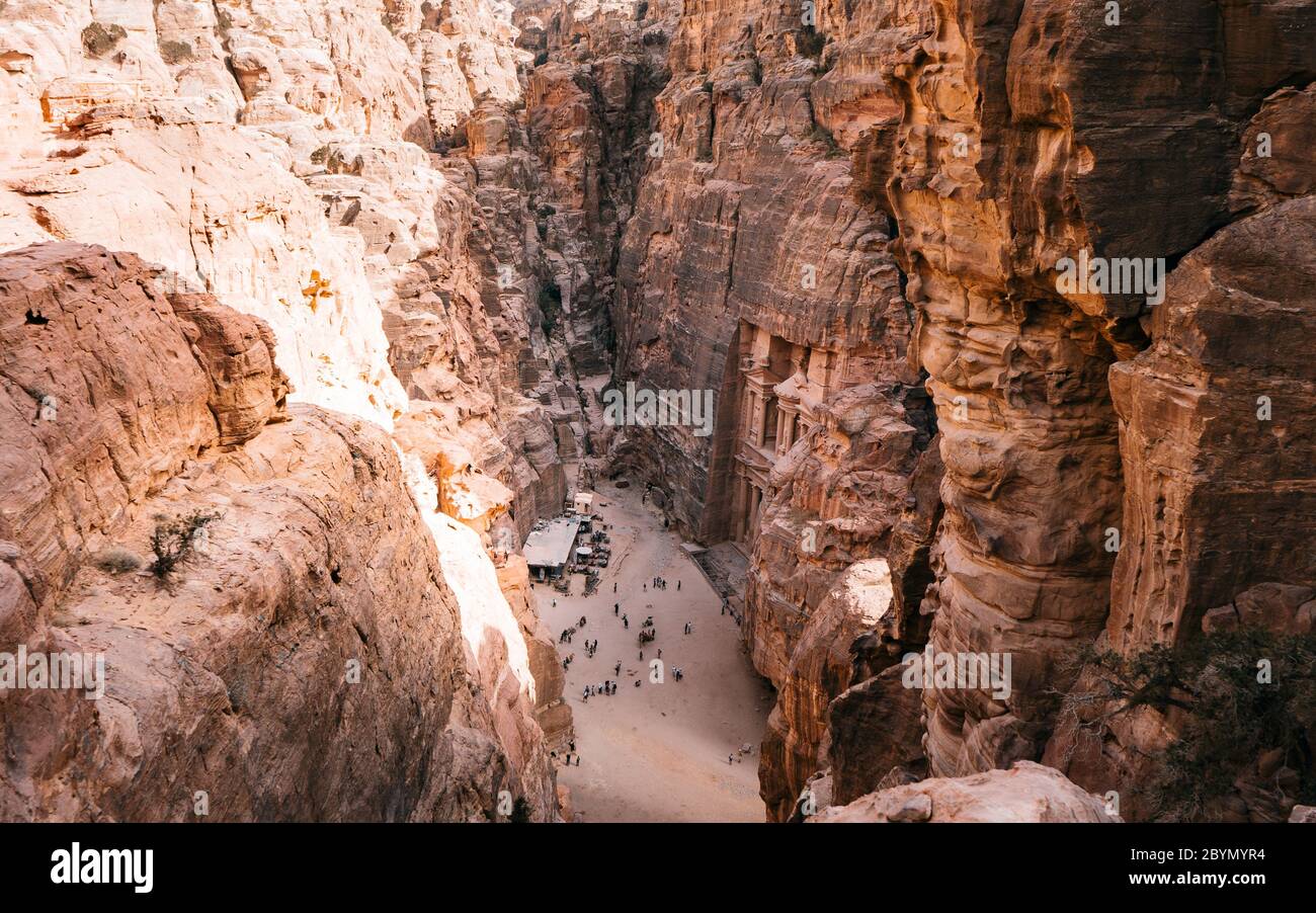 Bella vista panoramica al Khazneh - il tesoro, antica città di Petra, Giordania. È uno dei templi più elaborati Foto Stock
