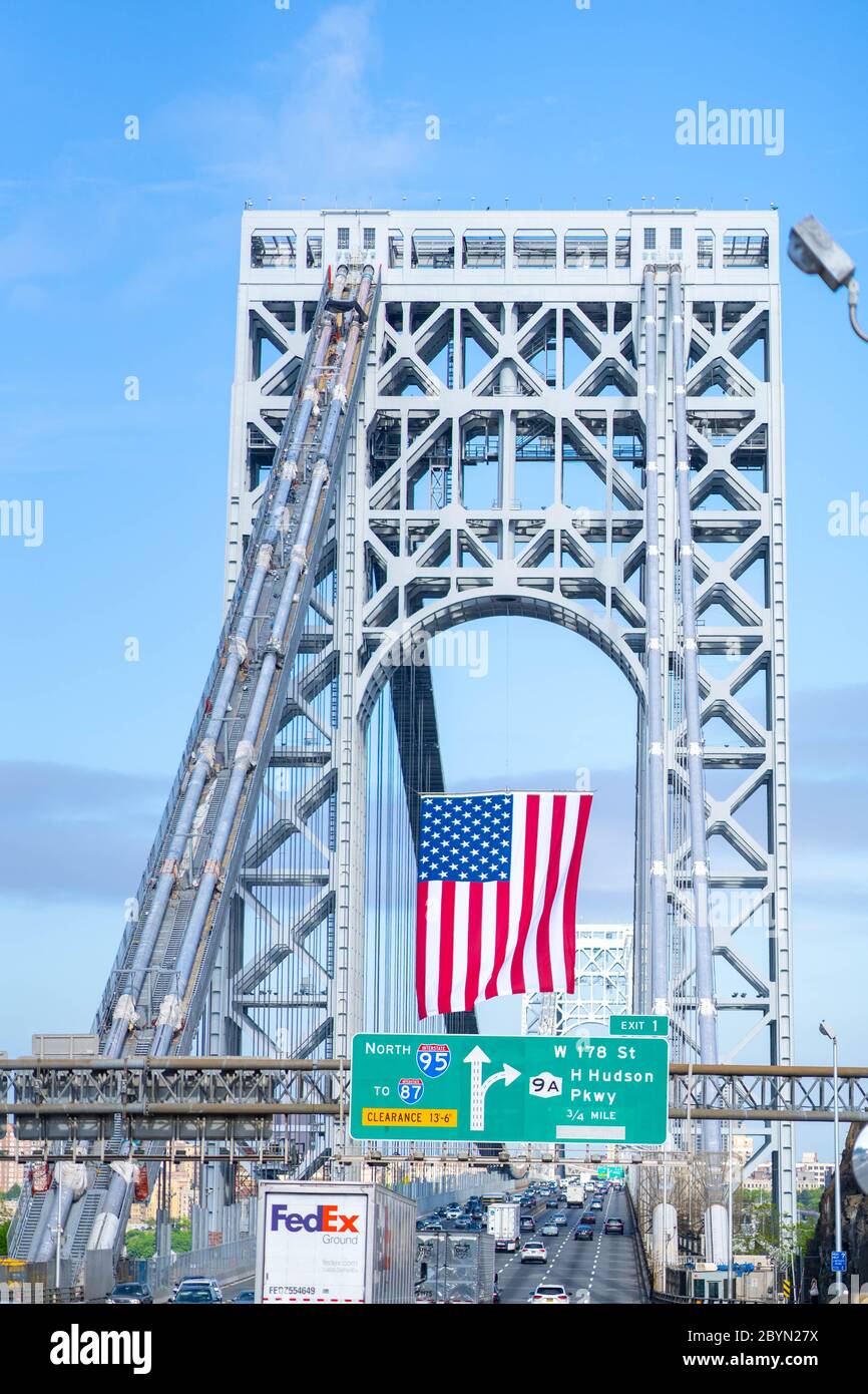 Fort Lee, New Jersey - 25 maggio 2020: George Washington Bridge con la bandiera americana durante il fine settimana del Memorial Day. Foto Stock