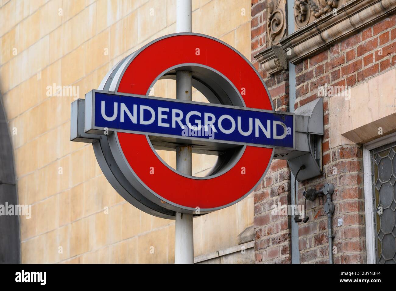 LONDRA - 23 SETTEMBRE 2019: Cartello della stazione della metropolitana di Londra sul lato di un vecchio edificio in mattoni Foto Stock