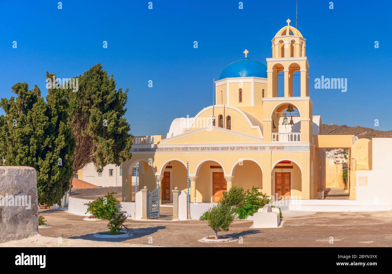 La Chiesa di San Giorgio (Eklisia Agios Georgios) a Oia, Santorini, Grecia è anche conosciuta come Perivolas, una bella chiesa in un cortile incantevole. Foto Stock