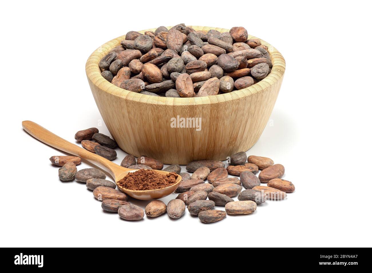 I semi di cacao grezzi in ciotola di legno e il cucchiaio con il cacao in polvere. Ingredienti di cioccolato isolati su sfondo bianco. Foto Stock
