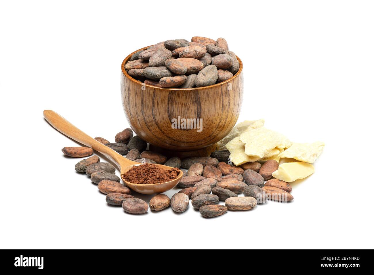 Semi di cacao grezzi in ciotola di legno, burro di cacao e cucchiaio con cacao in polvere. Ingredienti di cioccolato isolati su sfondo bianco. Foto Stock