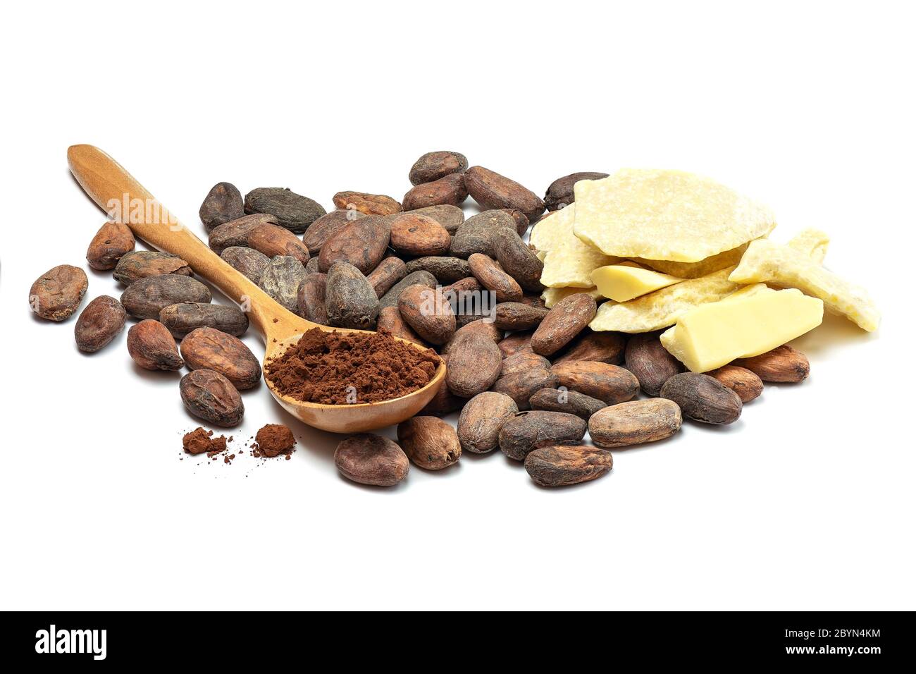 Semi di cacao grezzi, burro di cacao e cucchiaio di cacao in polvere. Ingredienti di cioccolato isolati su sfondo bianco. Foto Stock