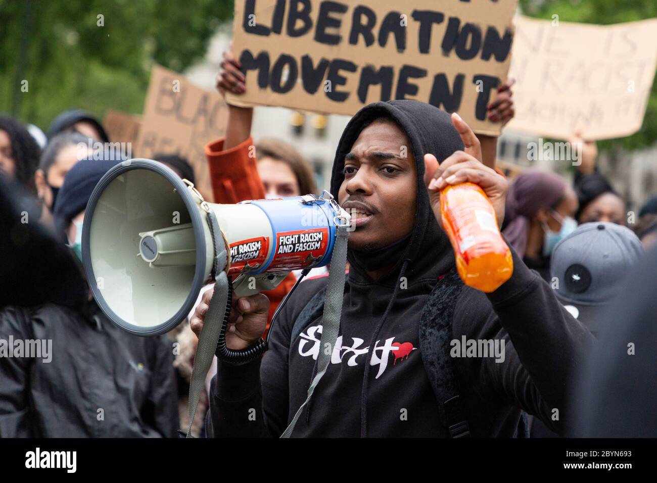 Un oratore nero si rivolge a una folla di manifestanti con un megafono durante una protesta Black Lives Matters, Parliament Square, Londra, 7 giugno 2020 Foto Stock