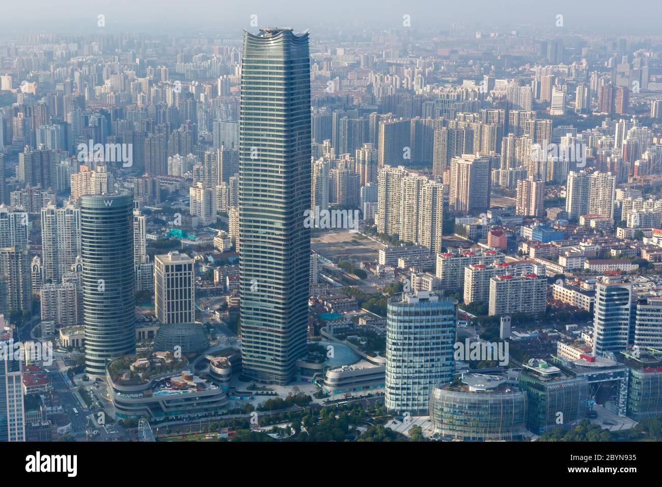 Vista sulla Torre Jinguang Xinwaitan di Shanghai. Foto Stock