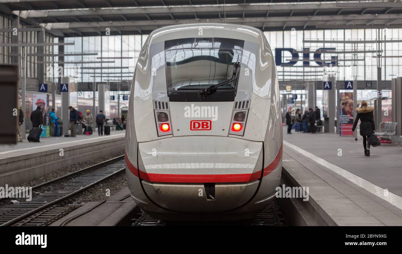 Vista posteriore su un Intercity Express (ICE) - situato all'interno della stazione centrale di Monaco. Treno ad alta velocità della Deutsche Bahn (DB). Foto Stock