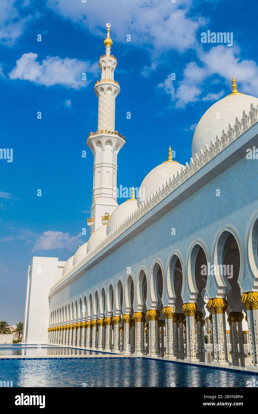 Corridoio con colonne decorate in oro all'entrata della famosa Moschea Sheikh Sultan Zayed ad Abu Dhabi, Emirati Arabi Uniti Foto Stock